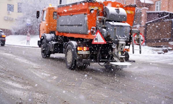 Як прибирають від снігу вулиці та дороги Вінниці 21 листопада