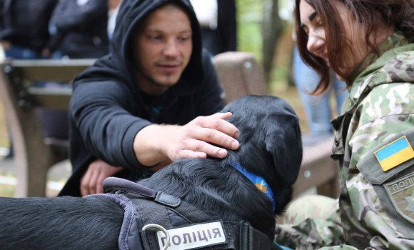 Як службові собаки допомагають відновитись пораненим вінницьким поліцейським