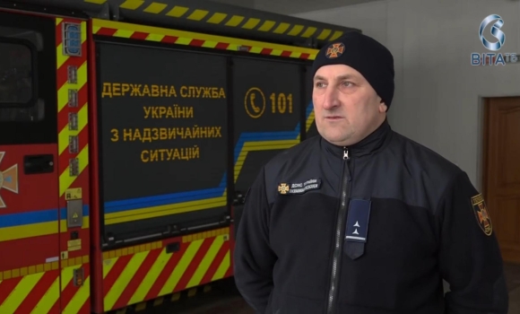 Як у Вінниці екстрені служби діставали чоловіка з крижаної води Південного Бугу