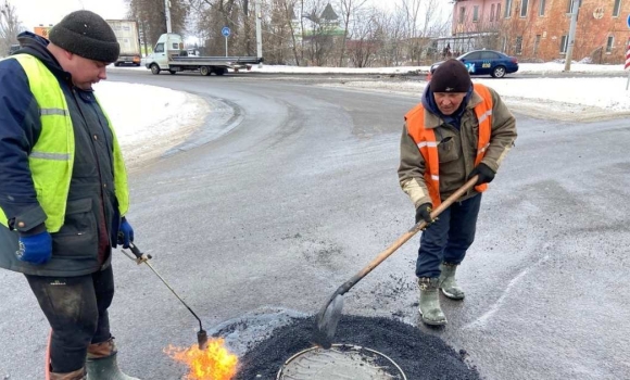 Як у Вінниці ремонтують пошкоджені ділянки доріг за допомогою холодного асфальту й рециклера
