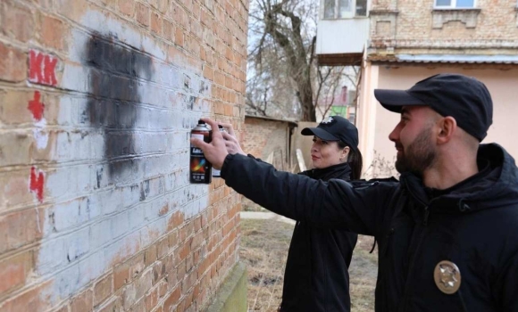 Як замальовують наркорекламу на вулицях Вінниці