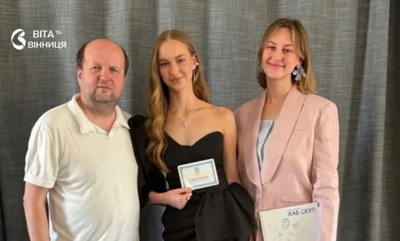 Єва Бронюк отримала свідоцтво з відзнакою соліст вінницького гурту «ТІК» святкує успіх доньки Єва Бронюк отримала свідоцтво з відзнакою соліст вінницького гурту «ТІК» святкує успіх доньки
