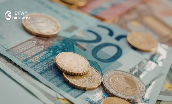 Євро дорожче за долар на 6 гривень що показує офіційний курс на вівторок