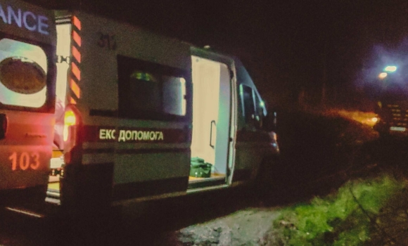 Їхали на виклик на вінницькій грунтовці застрягло авто “швидкої допомоги”