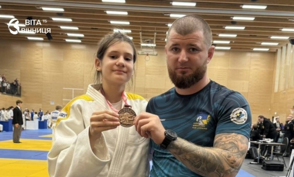 Юні дзюдоїсти з Вінниці з тренером і бронзовою медаллю після міжнародного турніру з дзюдо в Потсдамі Юні дзюдоїсти з Вінниці з тренером і бронзовою медаллю після міжнародного турніру з дзюдо в Потсдамі