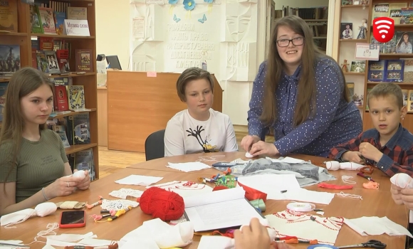 Юні вінничани в одній з бібліотек міста вчились виготовляти ляльки-мотанки