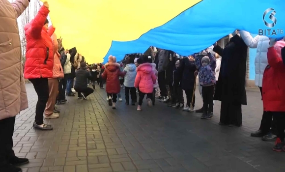 Юні вінничани розгорнули один із найбільших стягів до Дня Гідності та Свободи