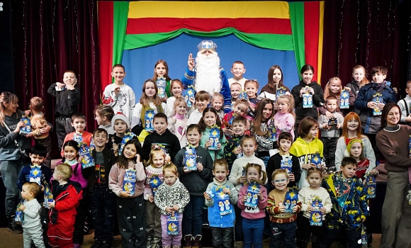 Юні вінничани з пільгових категорій відвідали ляльковий театр