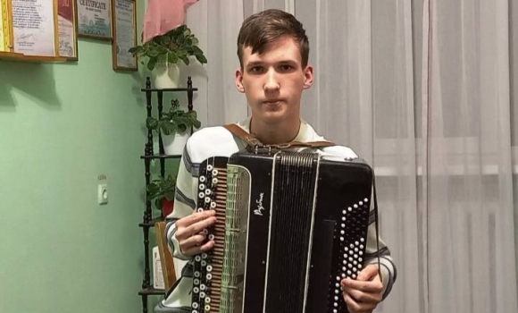 Юний музикант з Вінниці віддав кошти за участь у конкурсах переселенцям та ЗСУ