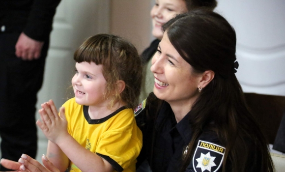 Ювенальні поліцейські та ліцеїстки приготували подарунки для маленьких вінницьких пацієнтів