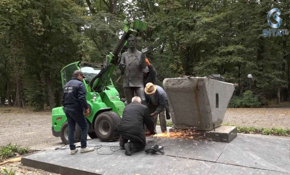 З Покровська до Вінниці_ у Центральному парку встановили евакуйований пам’ятник Миколі Леонтовичу