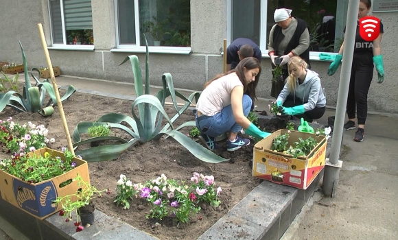 З приходом весни в музеї-садибі Пирогова чепурять клумби, прибирають алеї, вітають відвідувачів