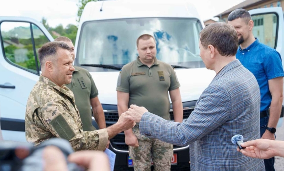 З Вінниці бійцям передали спецавтомобіль, який працюватиме на виявлення ворожих цілей