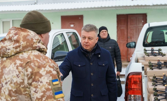 З Вінниці на фронт передали ще три пікапи та 200 FPV-дронів