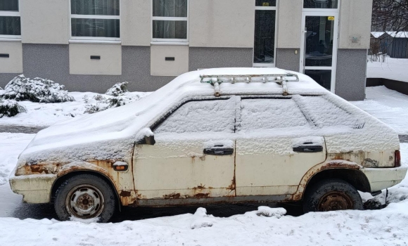 З вулиць Вінниці почали прибирати давно покинуті автівки