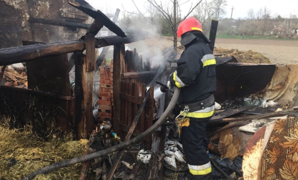 За добу на Вінниччині загасили сім пожеж в господарчих будівлях