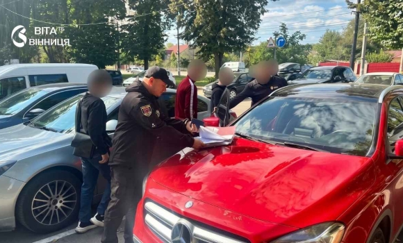 Заблокували авто посеред Вінниці водія підозрюють у сприянні незаконному виїзду чоловіків за кордон Заблокували авто посеред Вінниці водія підозрюють у сприянні незаконному виїзду чоловіків за кордон