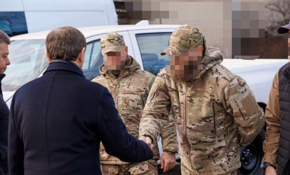 Захисникам передали з Вінниці ще два пікапи, спеціалізоване авто та розвідувальні дрони Захисникам передали з Вінниці ще два пікапи, спеціалізоване авто та розвідувальні дрони