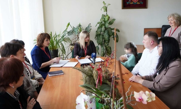 Замість стін притулку — тепло родини восьмирічна Богдана знайшла новий дім у Вінниці