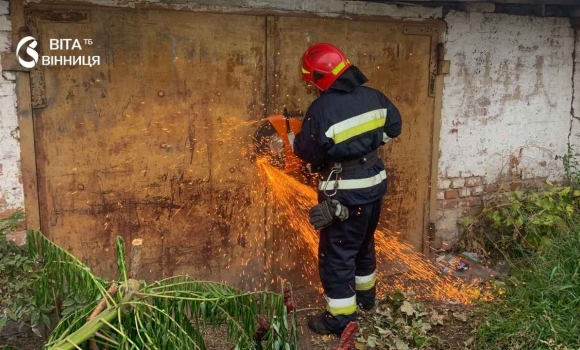 Зарядний пристрій підпалив гараж на вулиці Героїв Нацгвардії у Вінниці Зарядний пристрій підпалив гараж на вулиці Героїв Нацгвардії у Вінниці