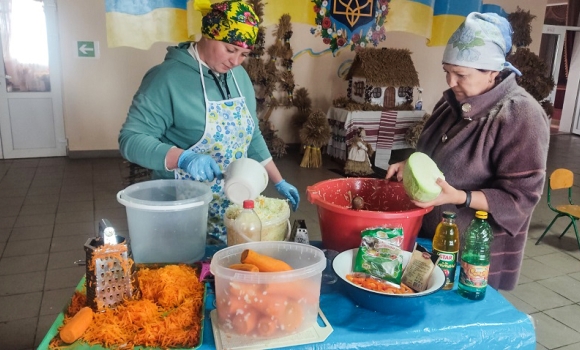 Згущене молоко, квашена капуста та навіть солянка: на Калинівщині готують смаколики для захисниківЗгущене молоко, квашена капуста та навіть солянка: на Калинівщині готують смаколики для захисників