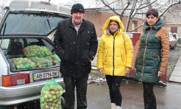 Житель Калинівки передав українським захисникам півтонни яблук