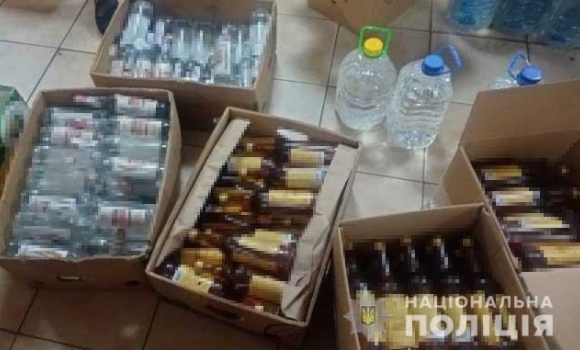 Житель Тульчинської громади продавав у своєму магазині підпільний алкоголь