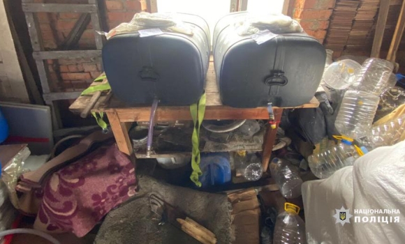 Житель Ямполя організував у гаражі підпільне виробництво алкоголю