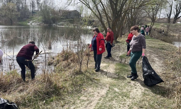 Жителі Стрижавщини провели толоку - прибрали узбіччя доріг, розчистили береги річок