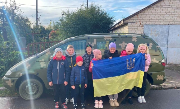 Жмеринчани придбали авто для захисників - долучилися й дітки-волонтери