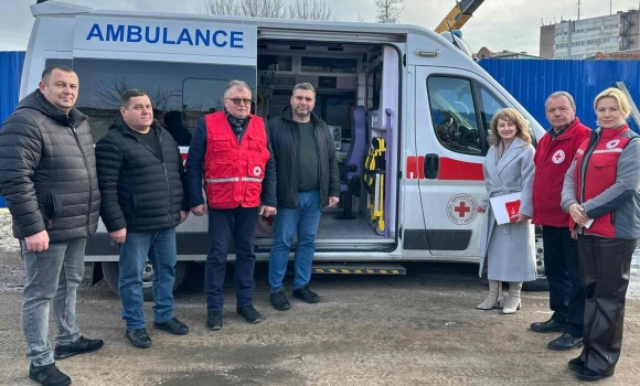 Жмеринські медики отримали від Червоного Хреста спецавтомобіль