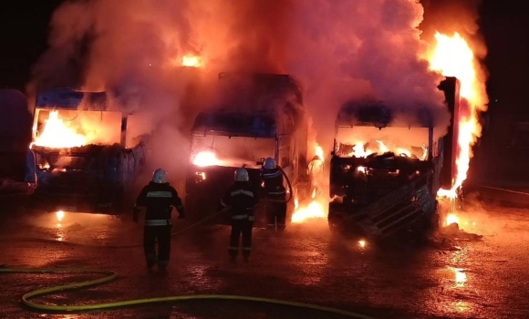 Згоріли вщент три вантажівки пожежа сталась на території підприємства на Вінниччині
