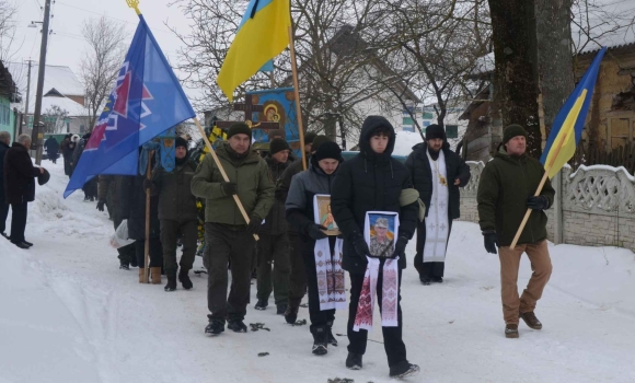 Жителі Літинської громади проводжали “живим коридором” солдата-земляка