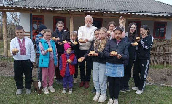 Жива традиція зустрічі весни на Вінниччині діти випікали «жайворонків»