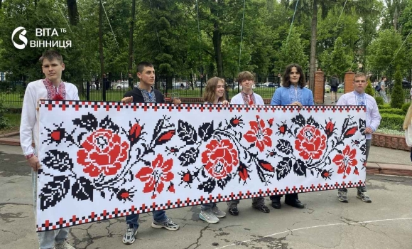 Живі символи й автентичний спів у Вінницькому технічному коледжі відбулася акція до Дня вишиванки Живі символи й автентичний спів у Вінницькому технічному коледжі відбулася акція до Дня вишиванки