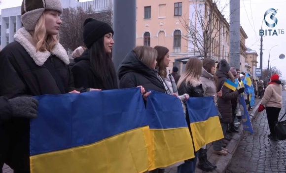 Живий ланцюг єднання у Вінниці утворили вінничани та переселенці у День Соборності