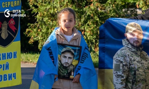 Зі світлинами загиблих рідних на перехресті як вінничани долучилися до хвилини мовчання Зі світлинами загиблих рідних на перехресті як вінничани долучилися до хвилини мовчання