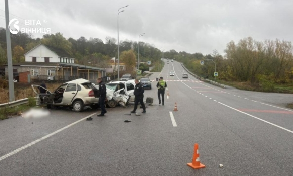 Зіткнення двох авто на трасі на Вінниччині 39-річний водій загинув на місці, 21-річний — у лікарні