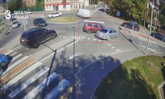 Зіткнення двох авто в центрі Вінниці потрапило на камери спостереження
