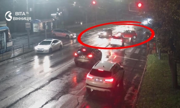 Зіткнулись автомобілі Skoda і Toyota на перехресті Хмельницького шосе та Трамвайної у Вінниці Зіткнулись автомобілі Skoda і Toyota на перехресті Хмельницького шосе та Трамвайної у Вінниці