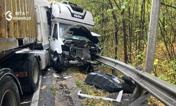 Зіткнулись два легковики та дві вантажівки на об'їзній під Вінницею сталася масштабна аварія