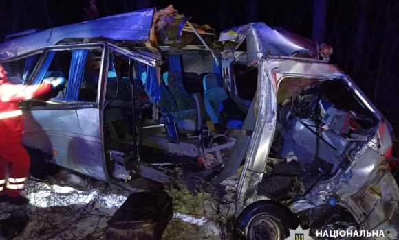 Зіткнулися вантажівка та мікроавтобус в Немирівській громаді – загинула жінка