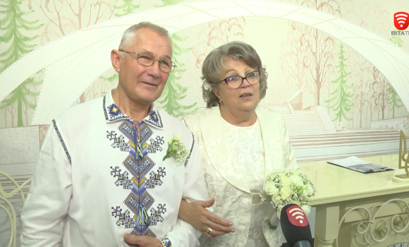 Знову стали на рушник: у Вінниці пара побралась вдруге на 50-ту річницю весілля