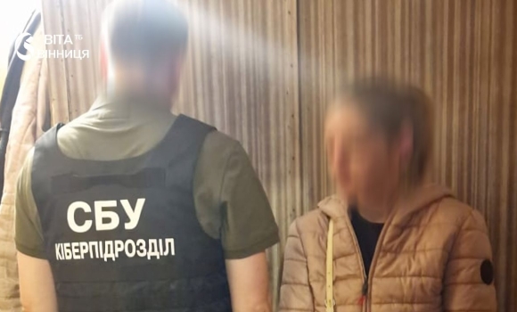 Зняла ППО через лобове скло авто у Києві затримали працівницю клінінгової компанії Зняла ППО через лобове скло авто у Києві затримали працівницю клінінгової компанії