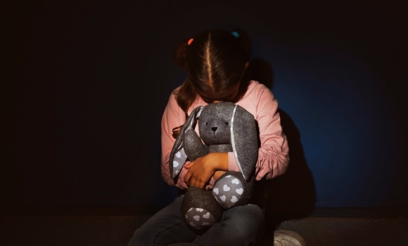 Зняв з дитини одяг та імітував статевий акт у Вінниці суд не пом'якшив вирок насильнику