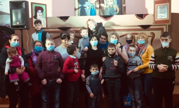 Театр для особливих глядачів: у Вінниці «діткам дощу» показали виставу «Веселе мишеня»