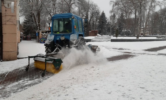 Комунальники просять вінничан не залишати на ніч свої автівки вздовж доріг, аби техніка могла чистити вулиці