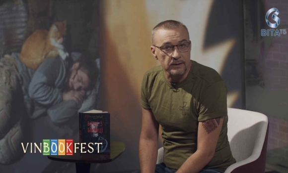 “Книга - це зброя! А слова - це набої” ведучий Олексій Літвінов читає книгу “Вірші з бійниці” “Книга - це зброя! А слова - це набої” ведучий Олексій Літвінов читає книгу “Вірші з бійниці”