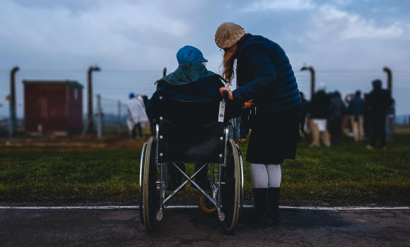 Право супроводжувати за кордон людину з інвалідністю у воєнний час