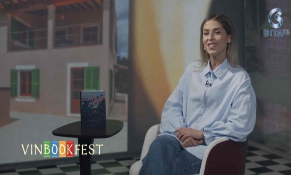  Ведуча Варвара Макейкіна читає книгу Драбина Євгенії Кузнєцової